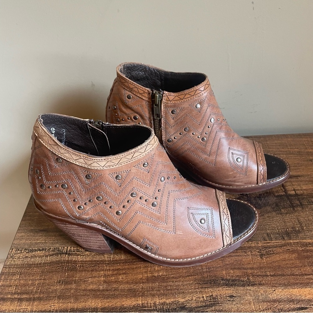 Reba By Justin Shawna Tawny Leather Studded Boots Booties Size 8